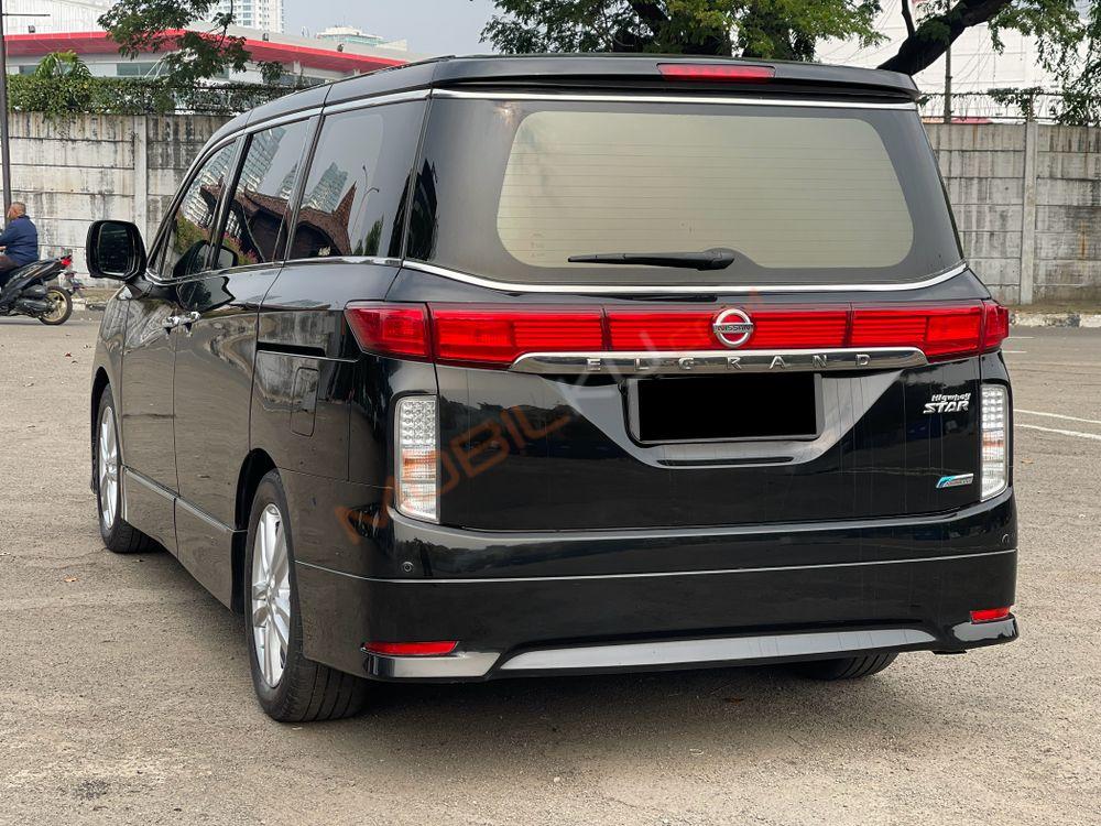 Mobil Nissan Elgrand 2013
