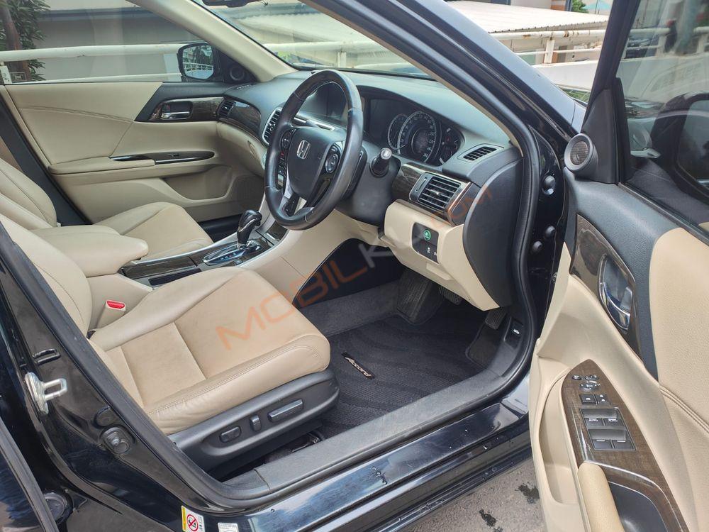 Mobil Honda Accord 2013