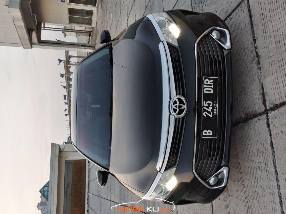 Mobil Toyota Camry 2016