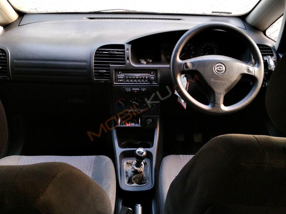 Mobil Chevrolet Zafira 2003