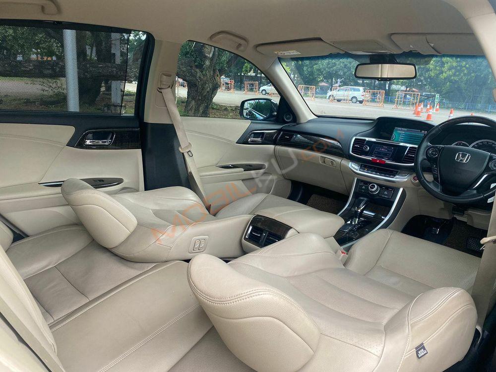 Mobil Honda Accord 2013