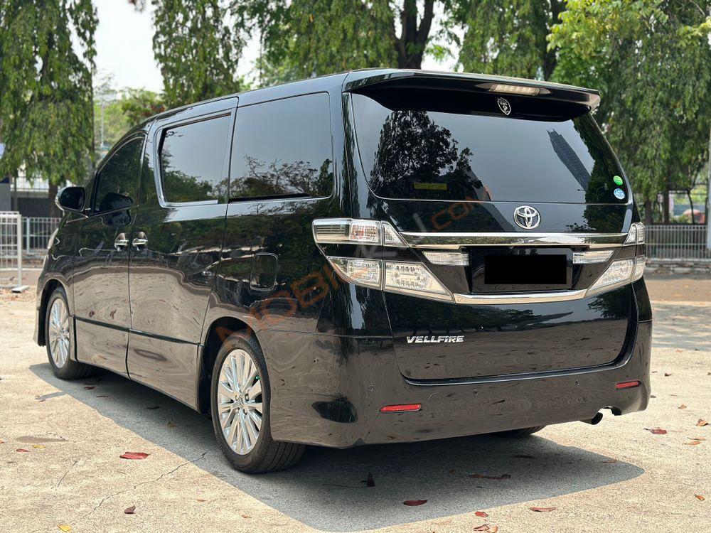 Mobil Toyota Vellfire 2013