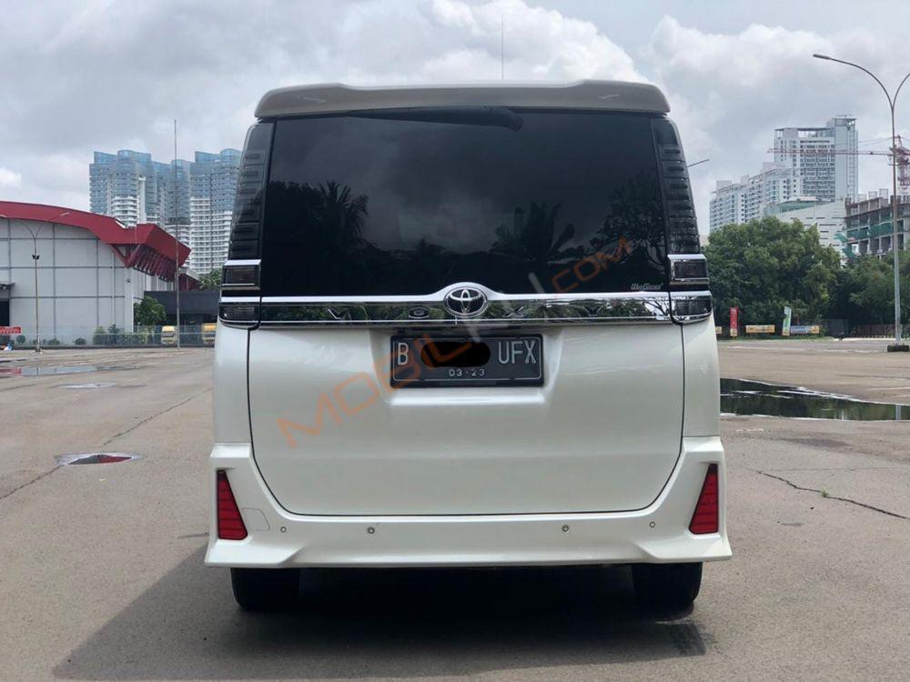 Mobil Toyota Voxy 2018