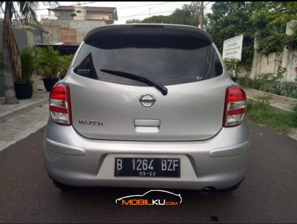 Mobil Nissan March 2012