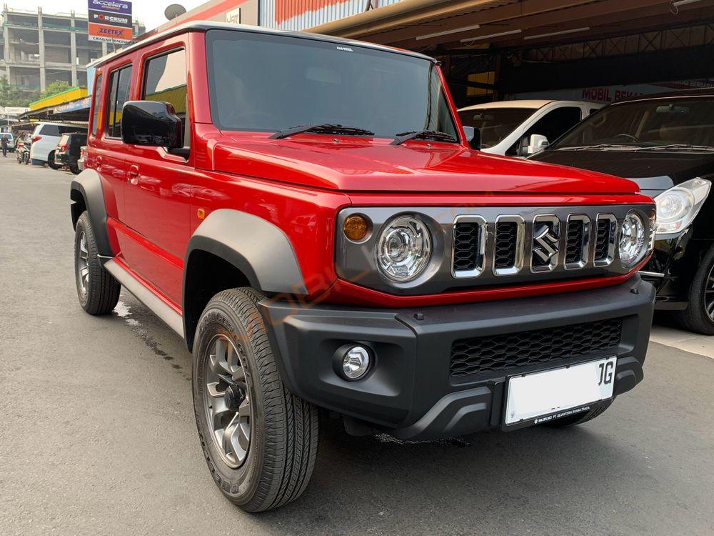 Mobil Suzuki Jimny 2023