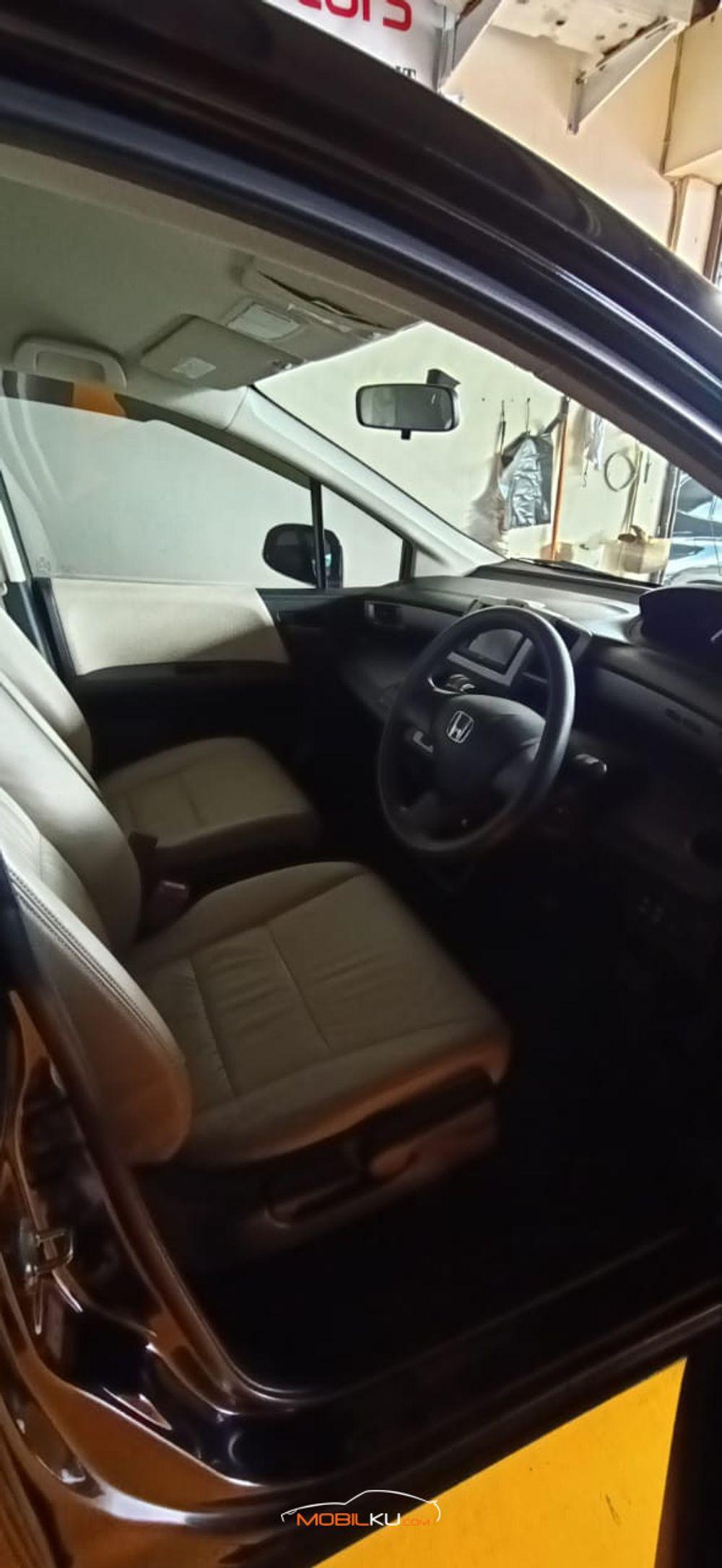 Mobil Honda Freed 2013