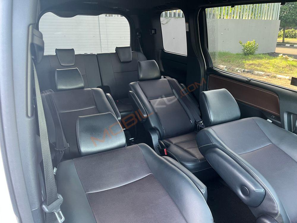 Mobil Toyota Voxy 2019