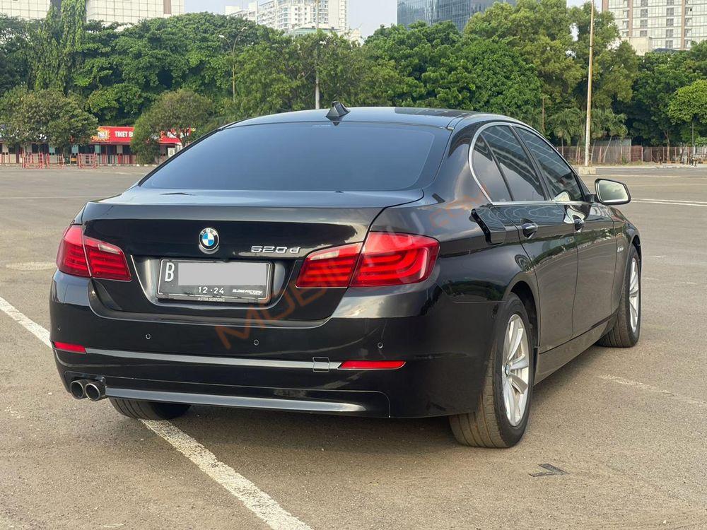 Mobil BMW 5 Series 2013