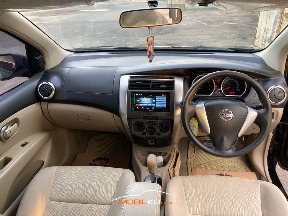 Mobil Nissan Grand Livina 2015