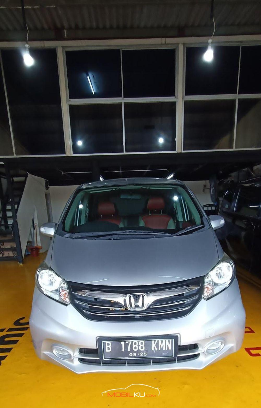 Mobil Honda Freed 2012