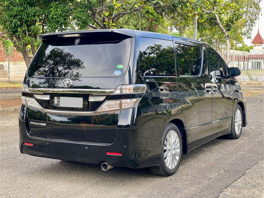 Mobil Toyota Vellfire 2013