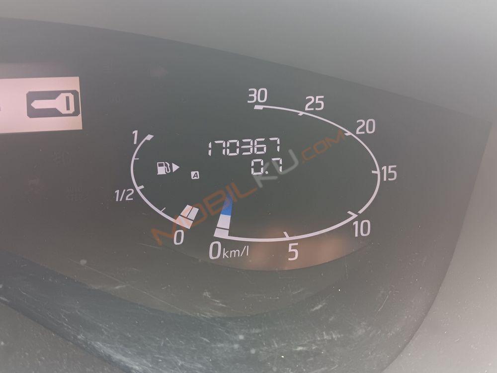 Mobil Nissan Serena 2013