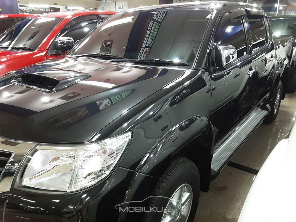 Mobil Toyota Hilux 2014