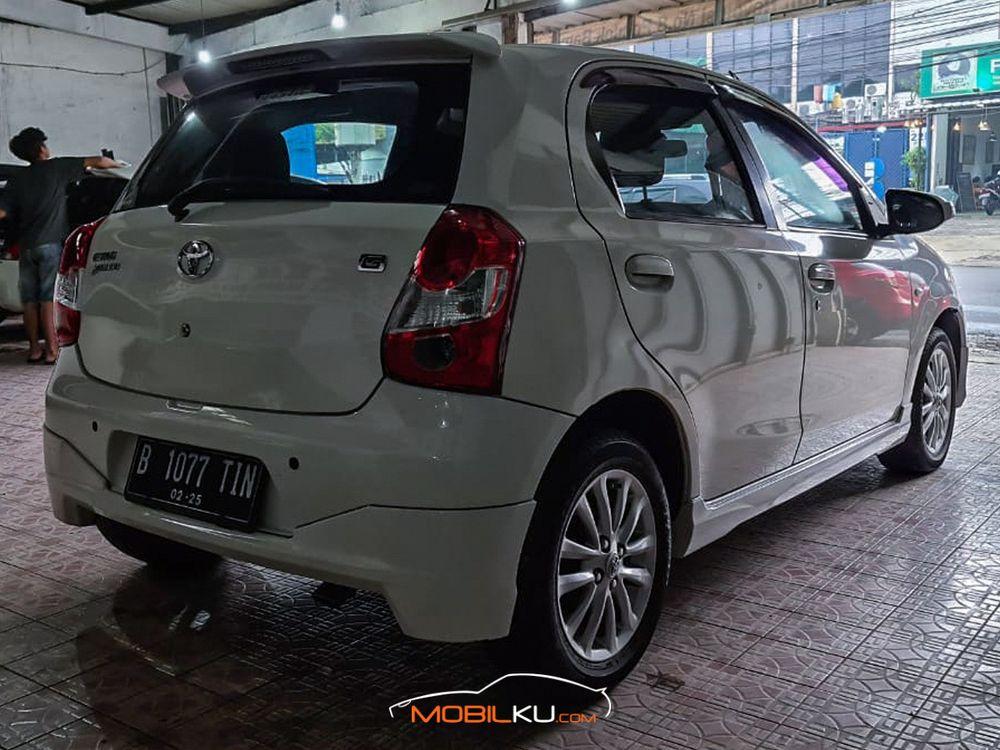Mobil Toyota Etios 2015