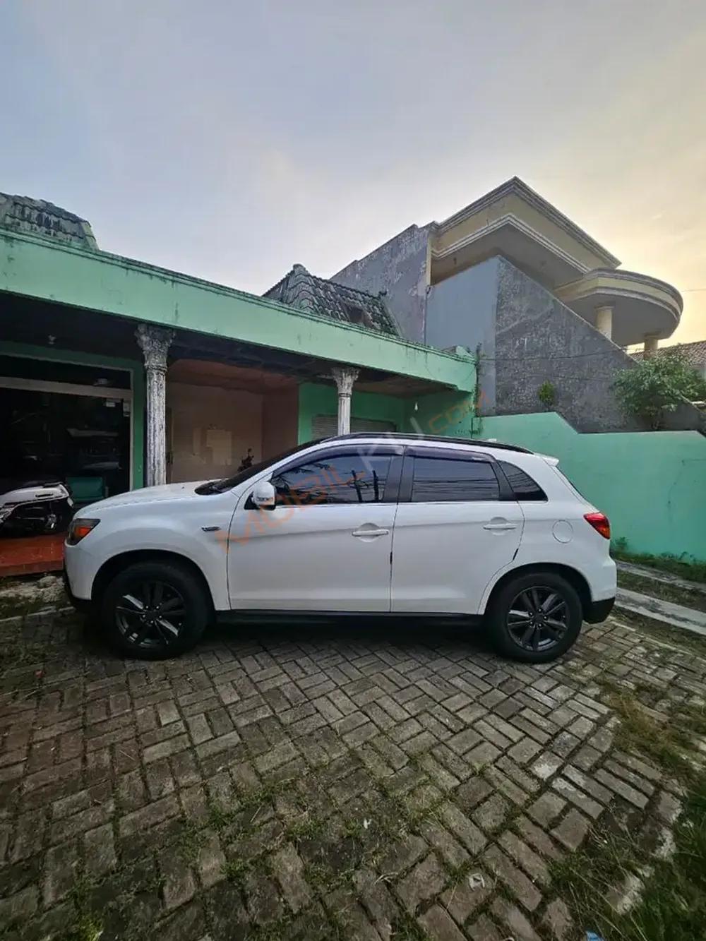 Mobil Mitsubishi Outlander Sport 2013