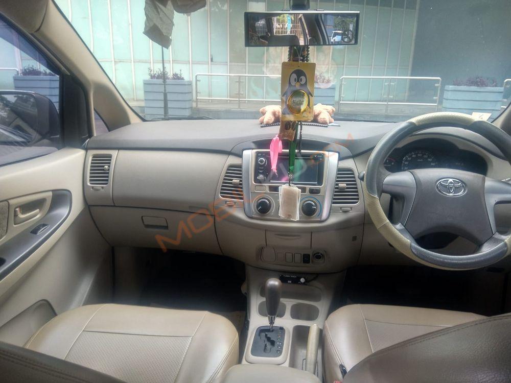Mobil Toyota Kijang Innova 2013