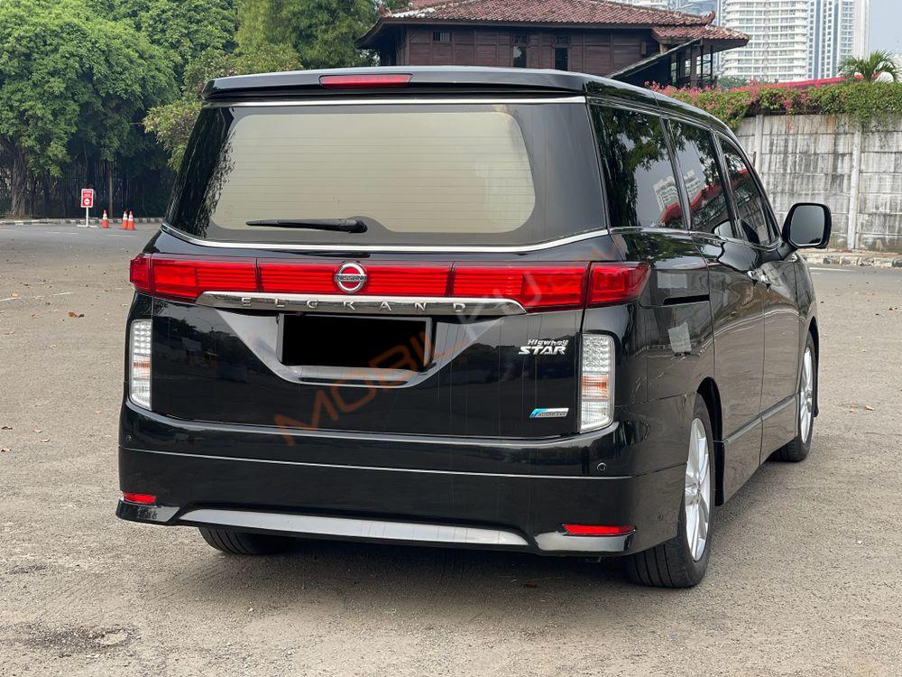 Mobil Nissan Elgrand 2013