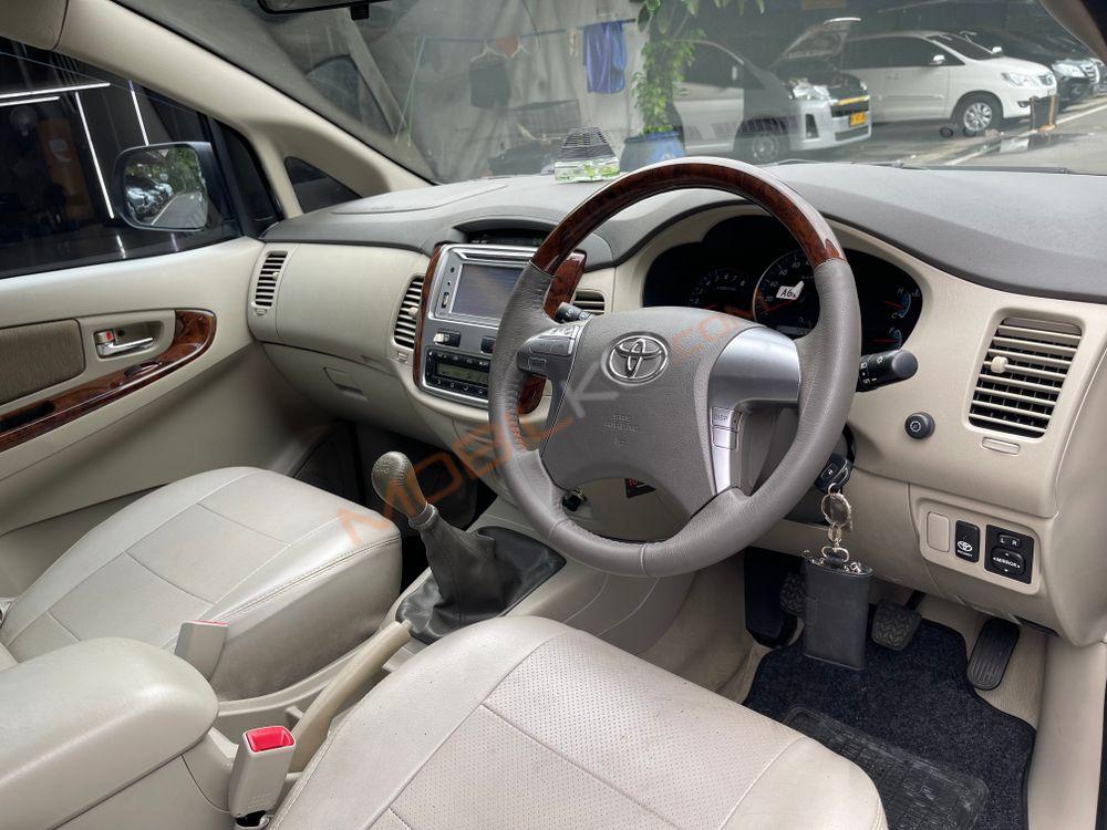 Mobil Toyota Kijang Innova 2014