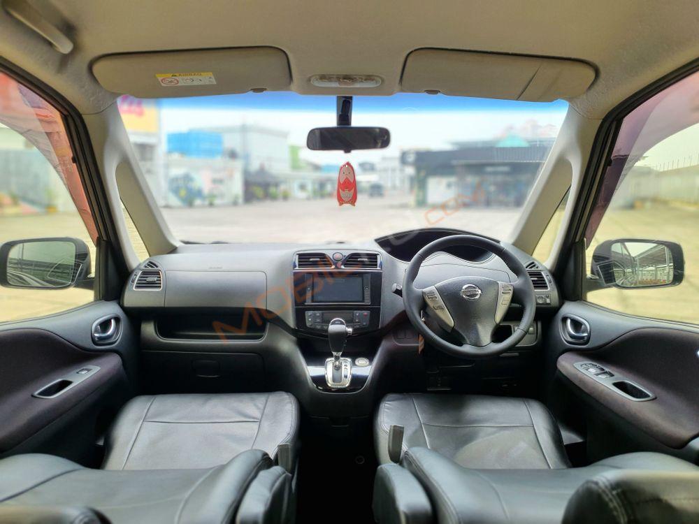 Mobil Nissan Serena 2017