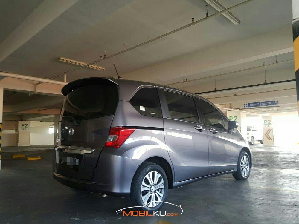 Mobil Honda Freed 2015