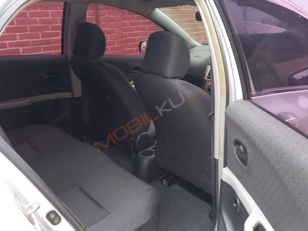 Mobil Toyota Yaris 2012