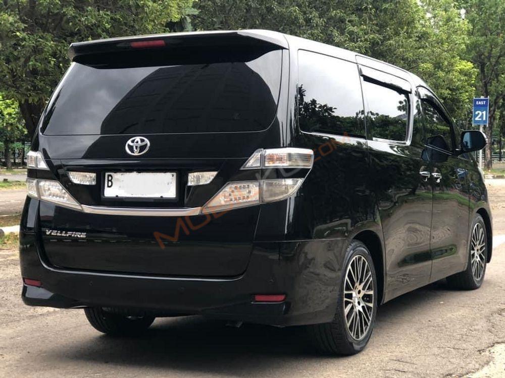 Mobil Toyota Vellfire 2010