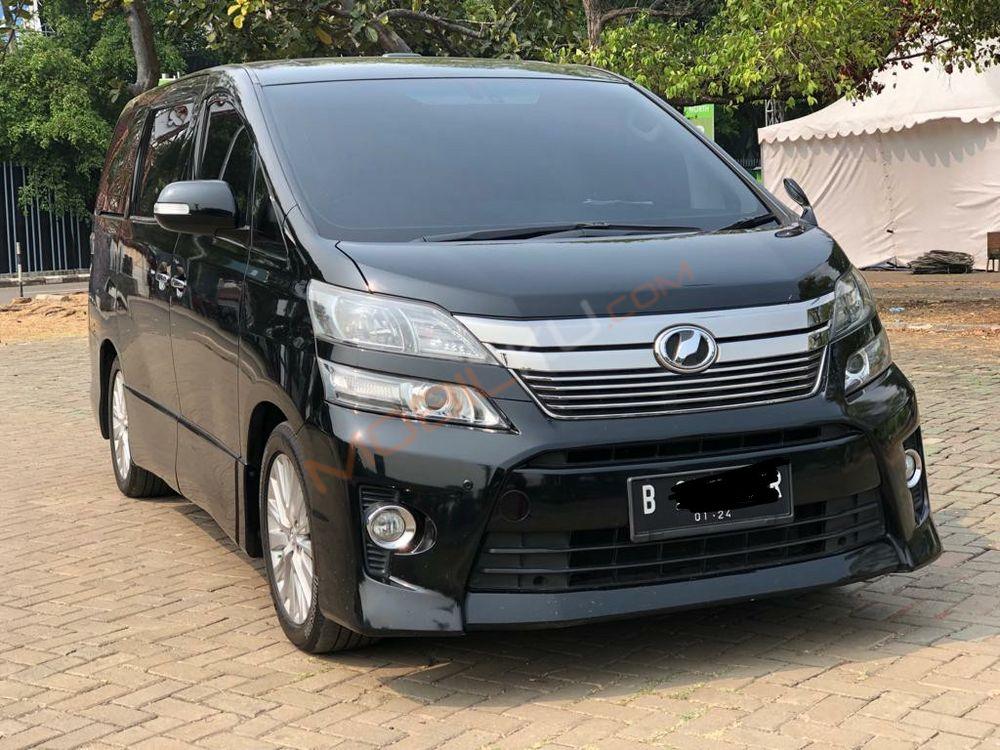 Mobil Toyota Vellfire 2013