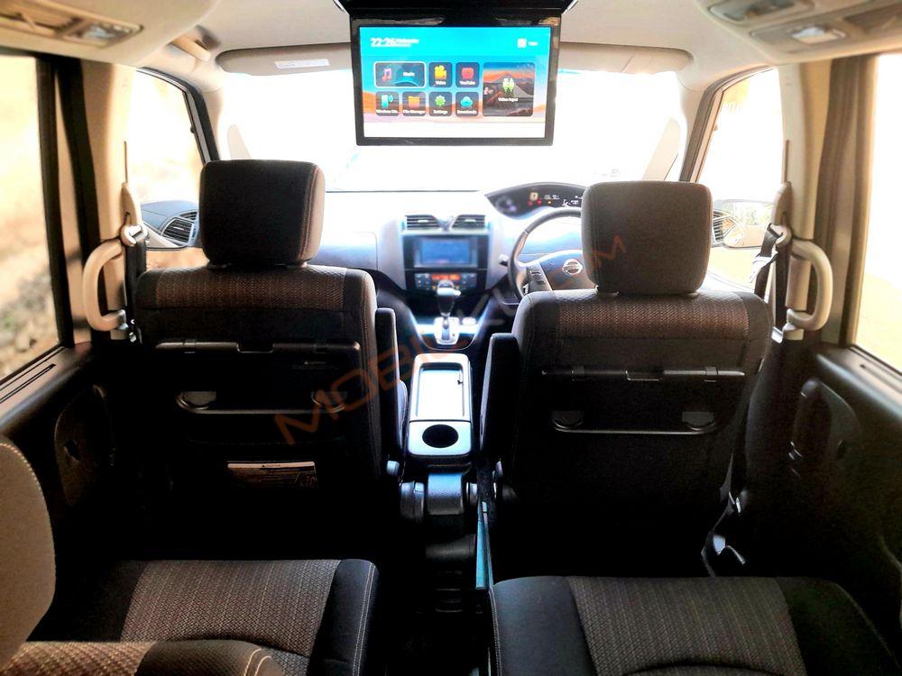 Mobil Nissan Serena 2016
