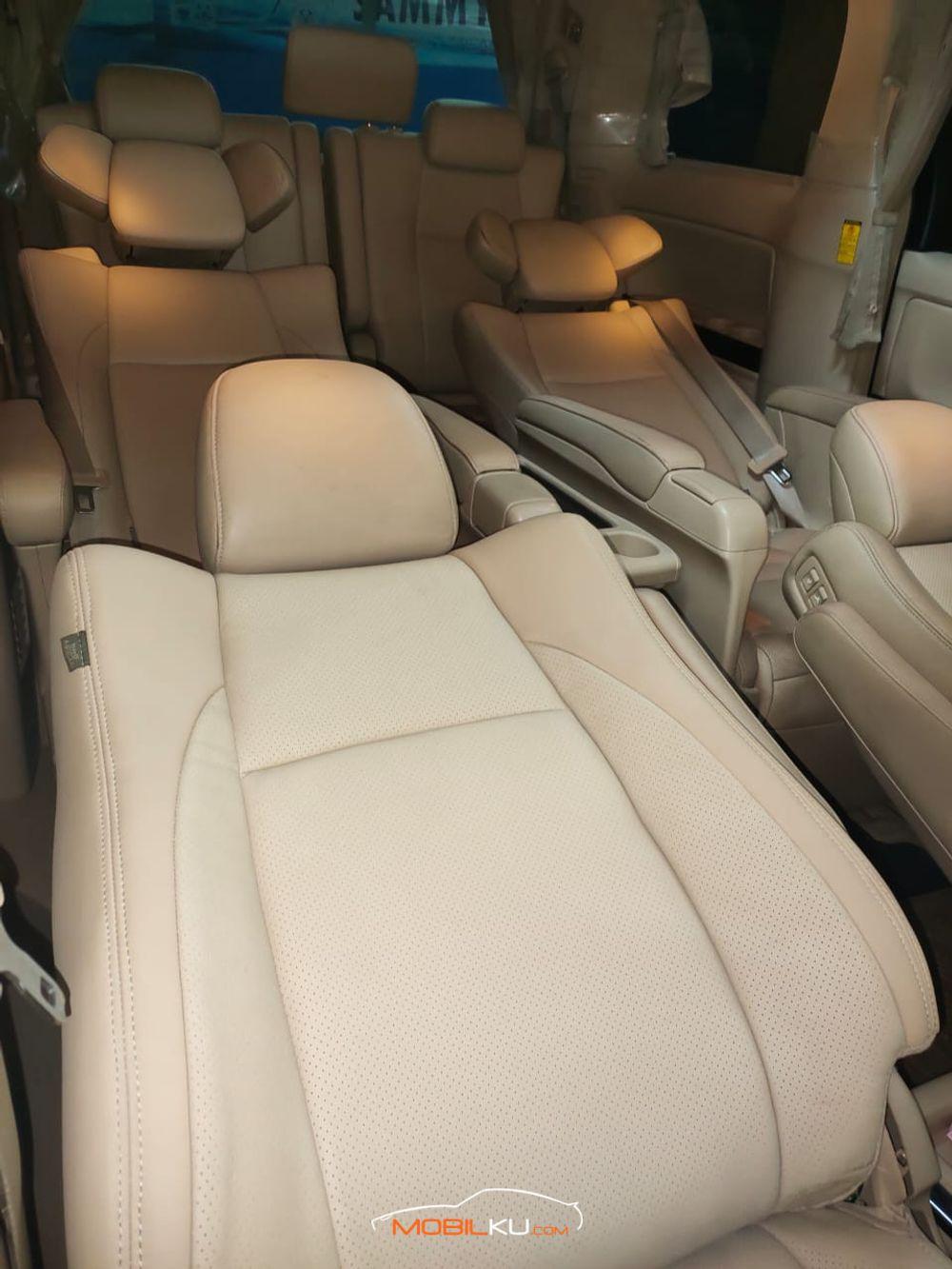 Mobil Toyota Alphard 2012