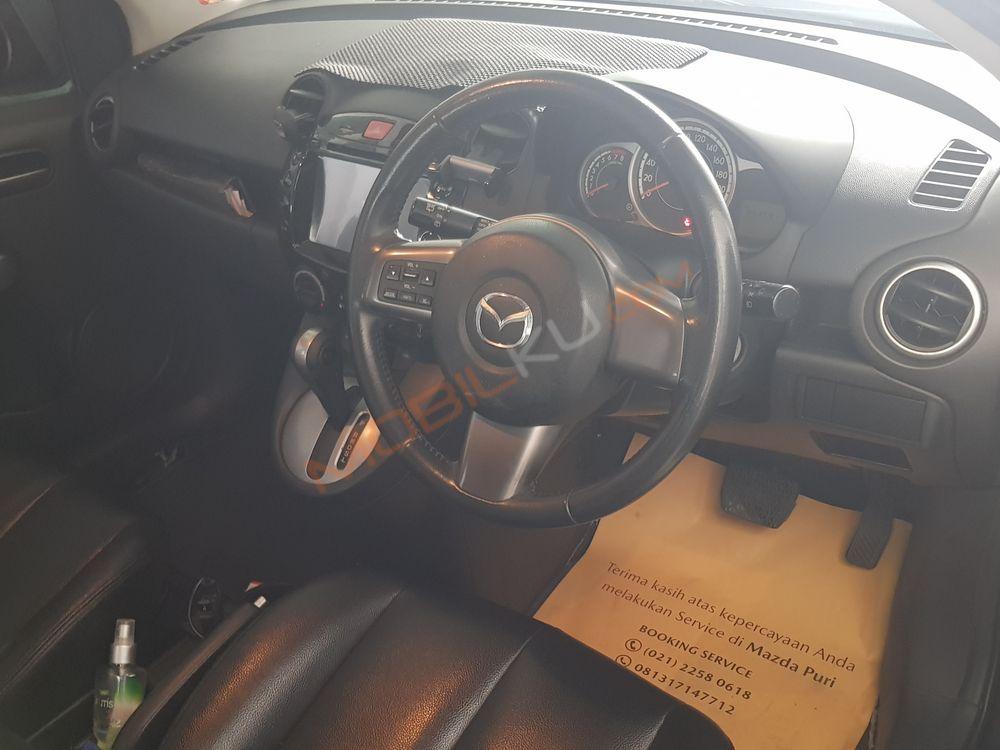 Mobil Mazda 2 Hatchback 2013