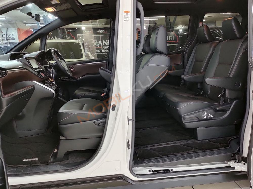 Mobil Toyota Voxy 2018