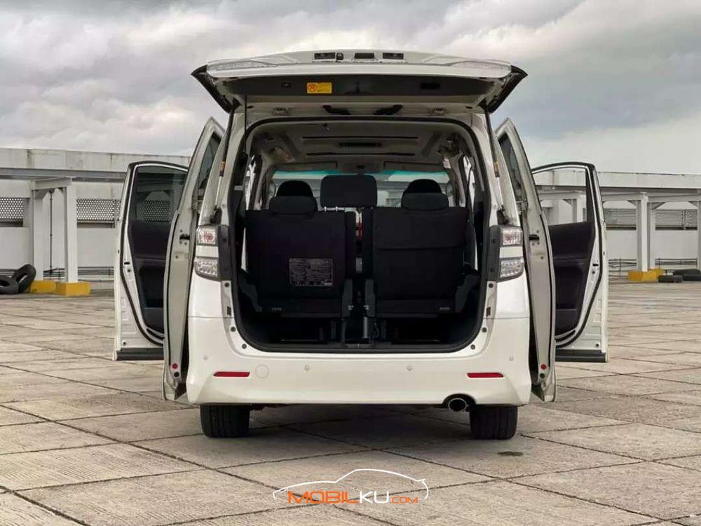 Mobil Toyota Vellfire 2011