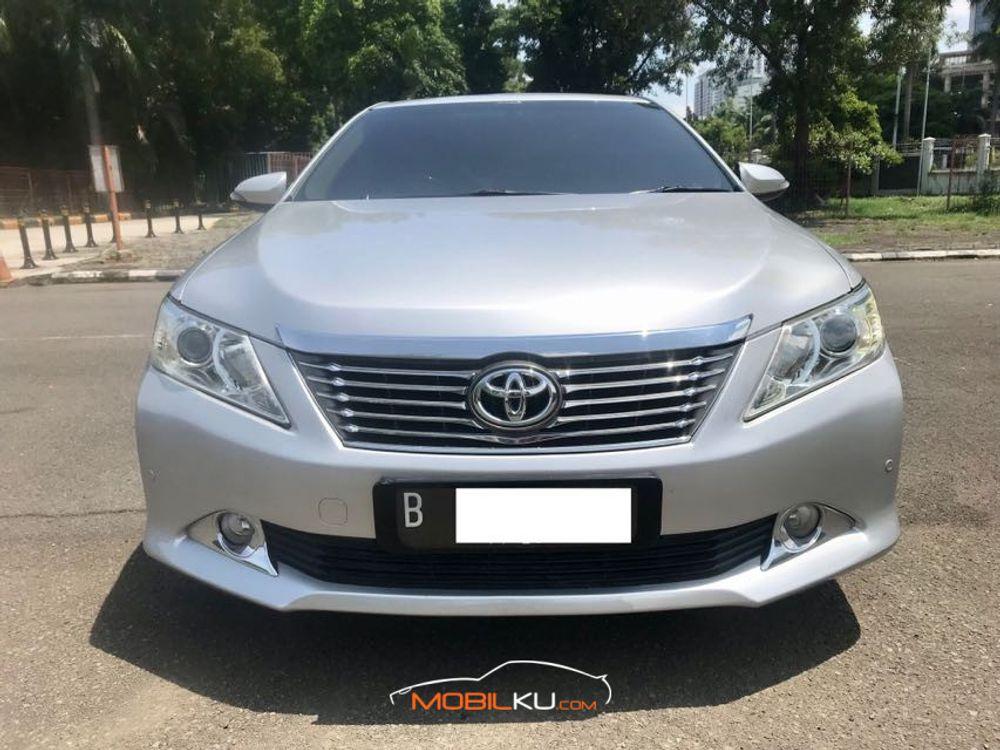 Mobil Toyota Camry 2013