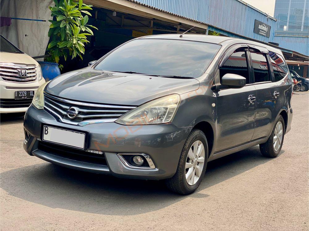 Mobil Nissan Grand Livina 2015
