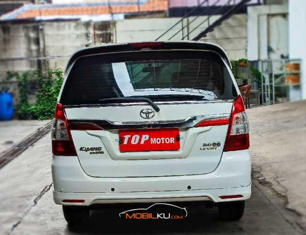 Mobil Toyota Kijang Innova 2013