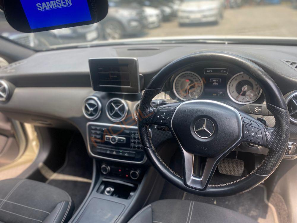 Mobil Mercedes-Benz A-Class 2013
