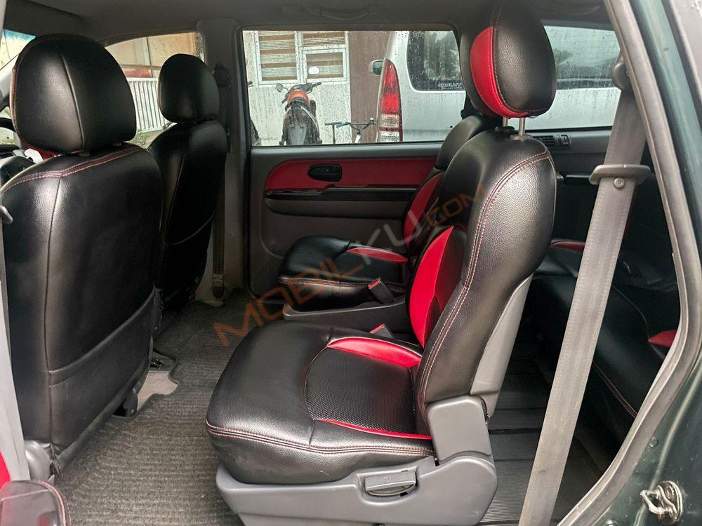 Mobil Hyundai Trajet 2001