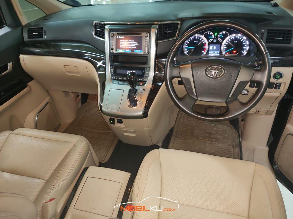 Mobil Toyota Alphard 2012