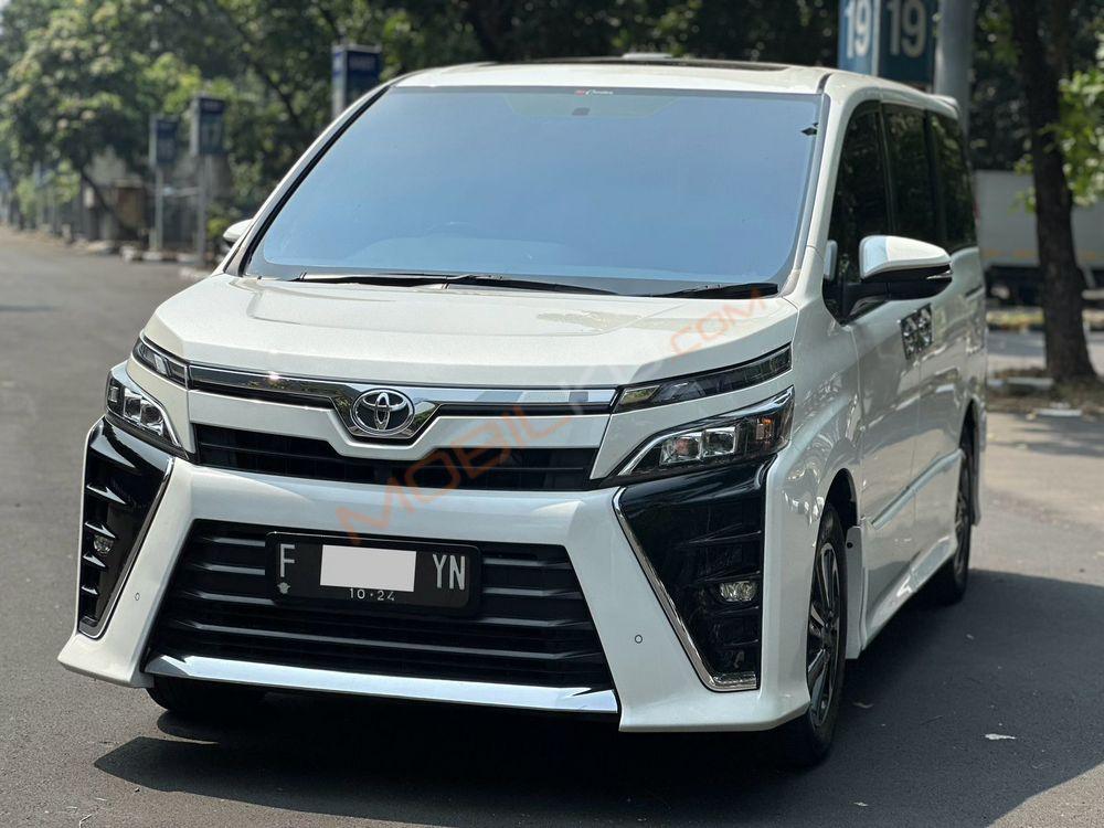 Mobil Toyota Voxy 2019