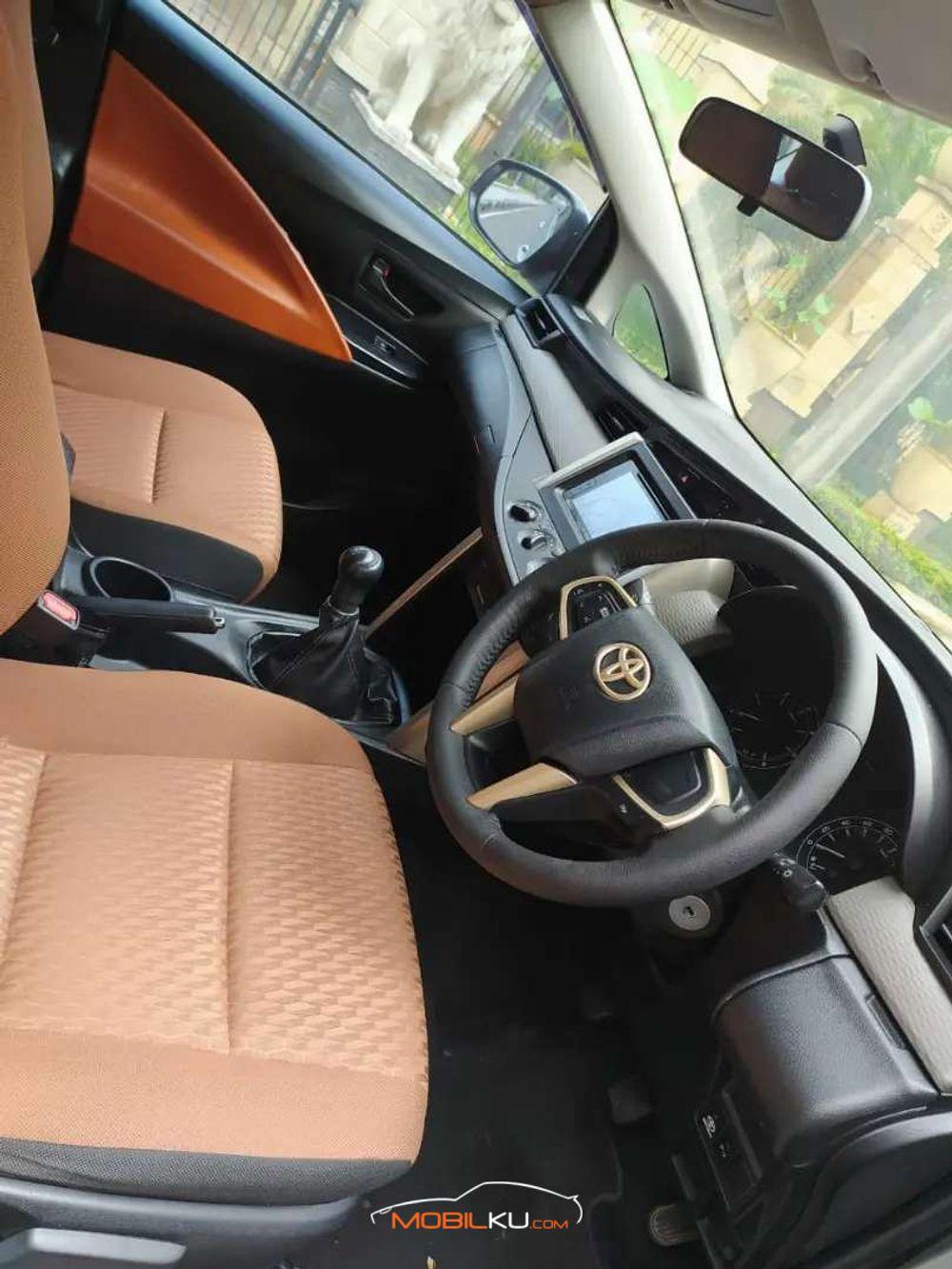 Mobil Toyota Kijang Innova 2016