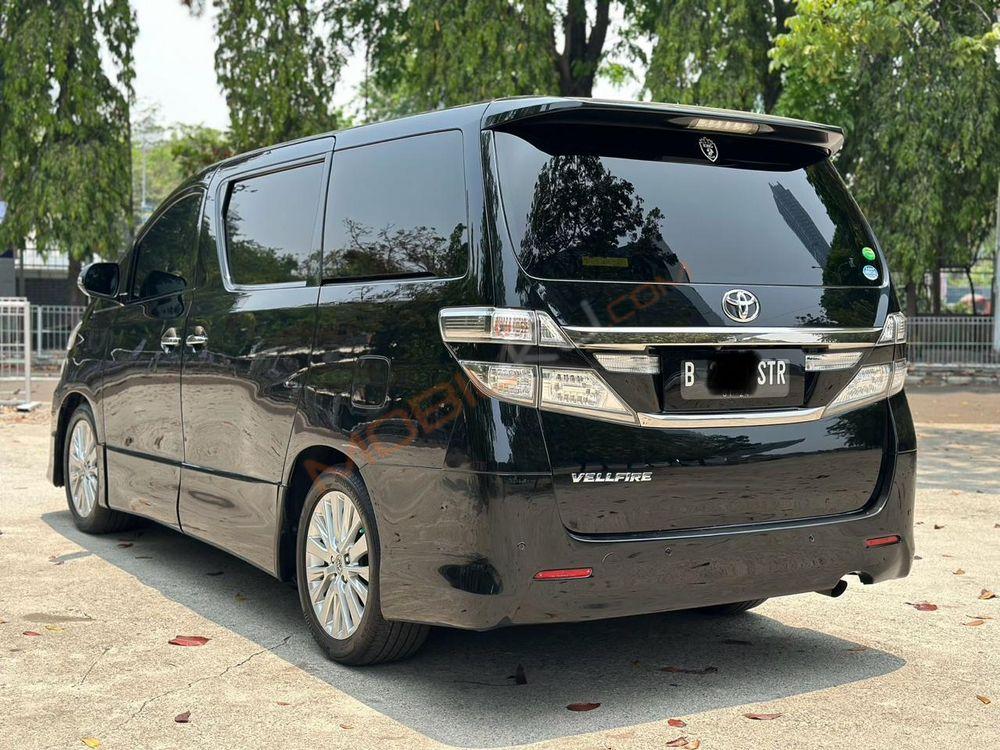Mobil Toyota Vellfire 2013