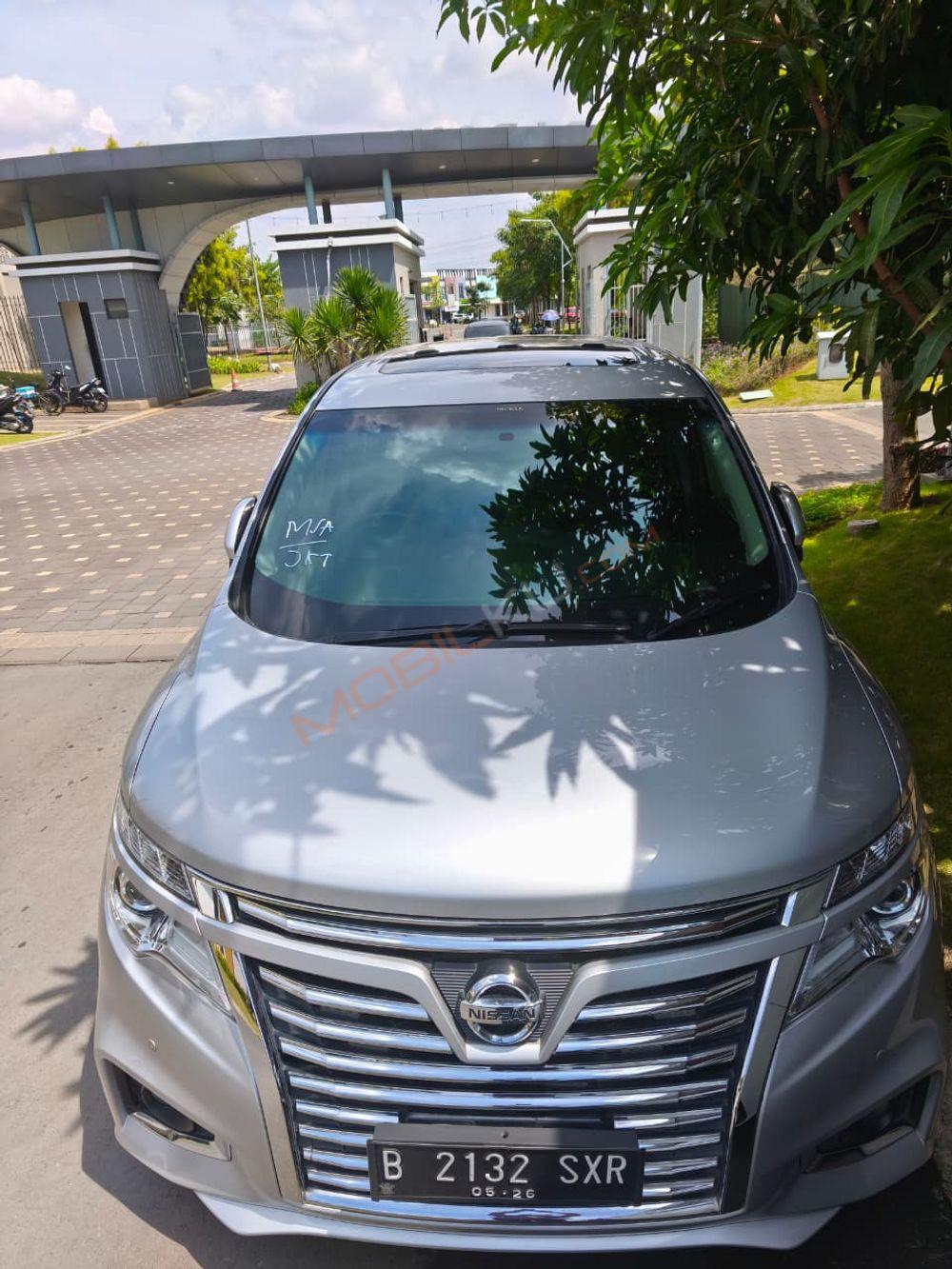 Mobil Nissan Elgrand 2014