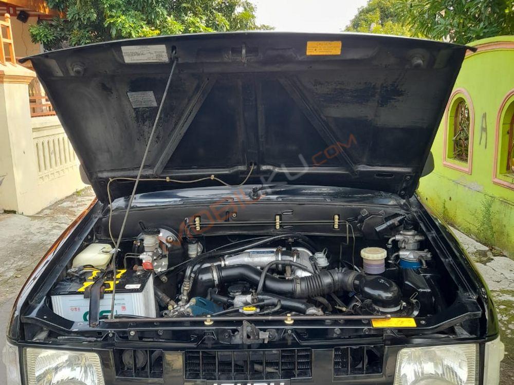 Mobil Isuzu Panther 2012