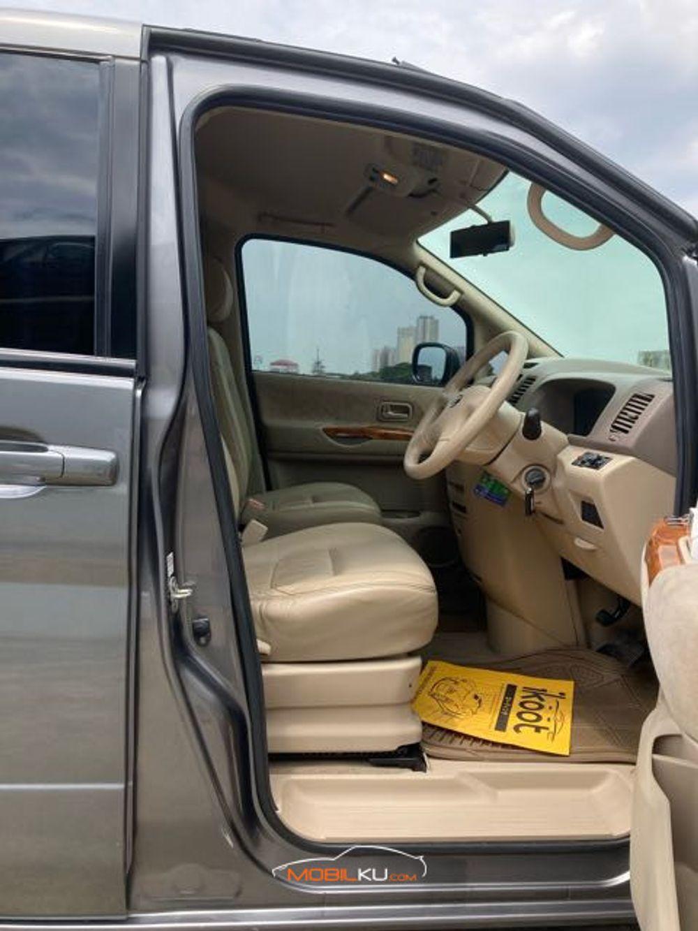 Mobil Nissan Serena 2012