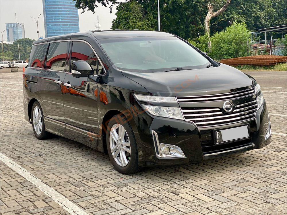 Mobil Nissan Elgrand 2013