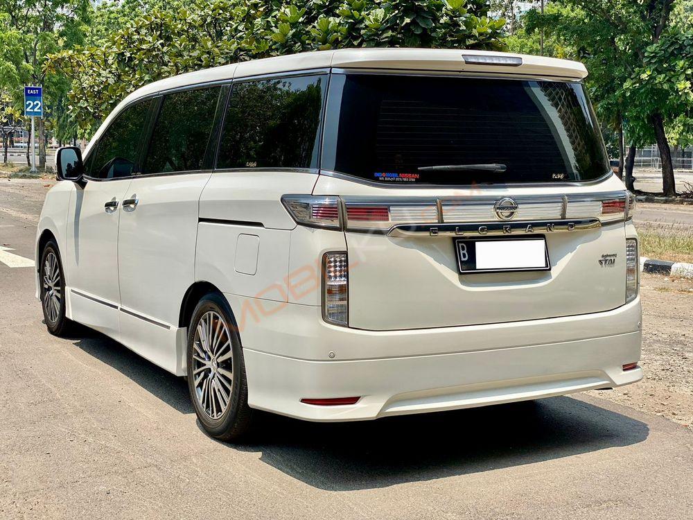 Mobil Nissan Elgrand 2014