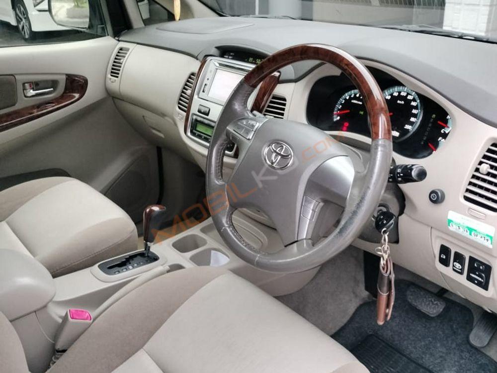 Mobil Toyota Kijang Innova 2014