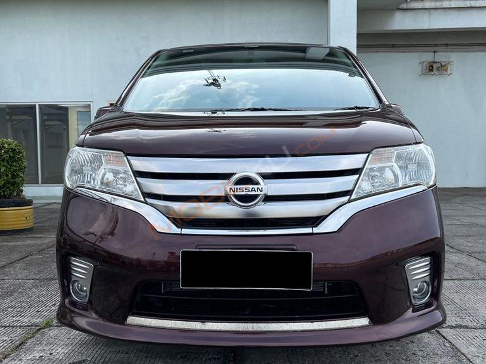 Mobil Nissan Serena 2013
