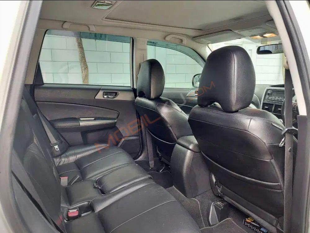 Mobil Subaru Forester 2012