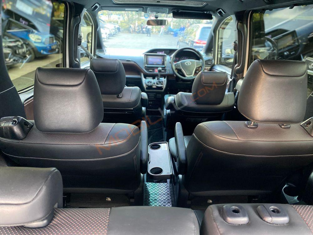 Mobil Toyota Voxy 2018